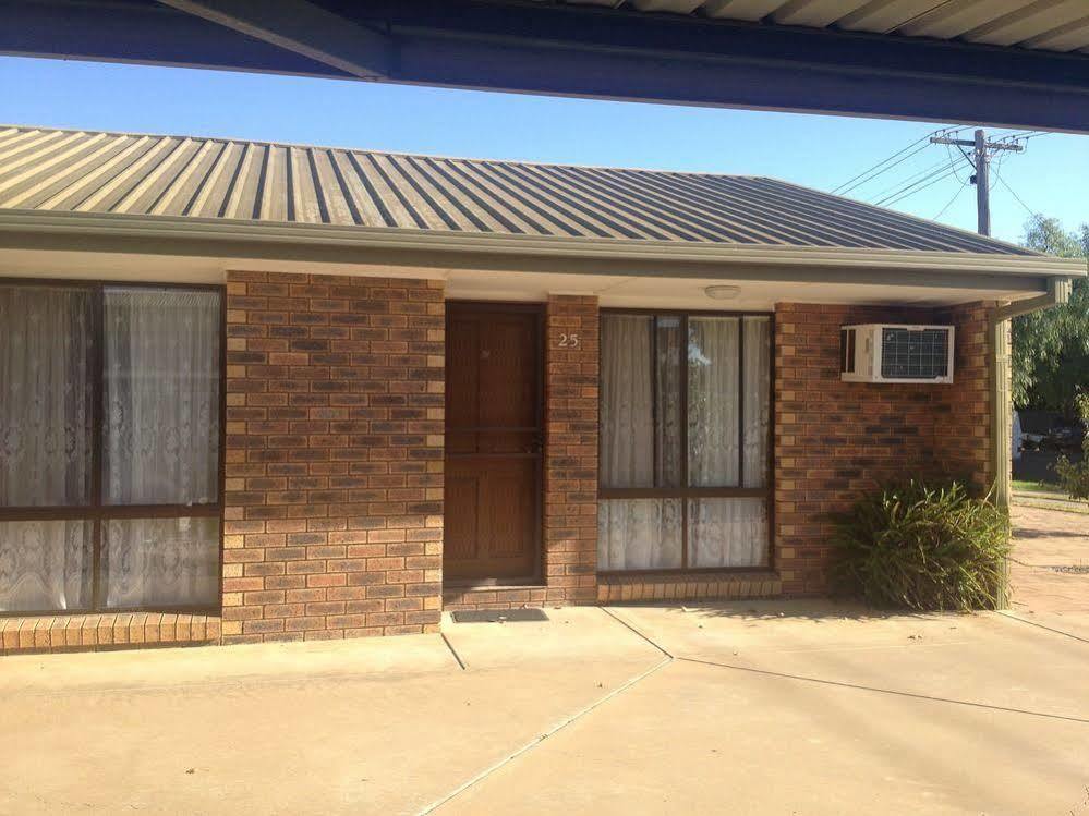 Centrepoint Motel Deniliquin Exterior photo