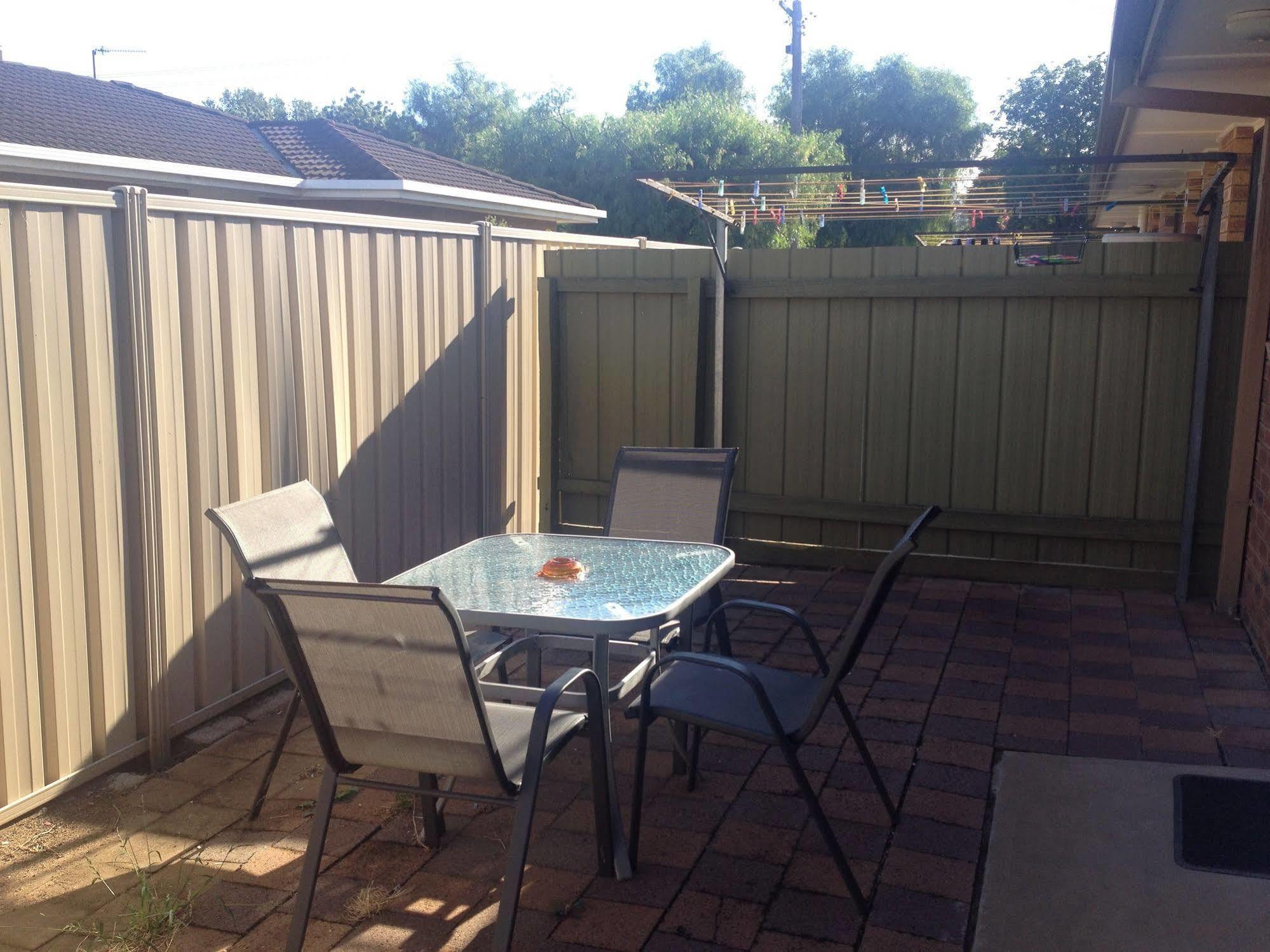 Centrepoint Motel Deniliquin Exterior photo